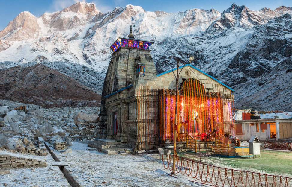 Kedarnath temple in the Himalayas featured in BAWA GUEST HOUSE’s Char Dham Yatra tour package.