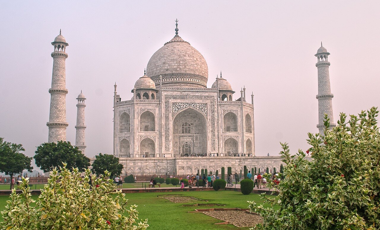 Taj Mahal in Agra during daytime, featured in BAWA GUEST HOUSE’s Agra Discovery Tour package 